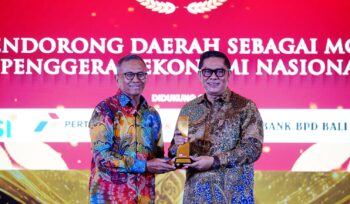 Wakil Wali Kota Tangerang H. Maryono menerima langsung penghargaan tersebut dari Dahlan Iskan selaku Founder Disway Group. Foto: ist