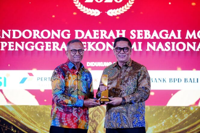 
 Wakil Wali Kota Tangerang H. Maryono menerima langsung penghargaan tersebut dari Dahlan Iskan selaku Founder Disway Group. Foto: ist