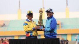 Wali Kota Tangerang Sachrudin saat menyerahkan piala bergilir POPDA kepada Gubernur Banten Andra Soni. Foto: ist