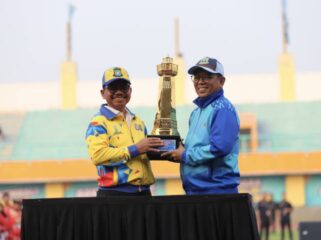 Wali Kota Tangerang Sachrudin saat menyerahkan piala bergilir POPDA kepada Gubernur Banten Andra Soni. Foto: ist