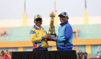 Wali Kota Tangerang Sachrudin saat menyerahkan piala bergilir POPDA kepada Gubernur Banten Andra Soni. Foto: ist
