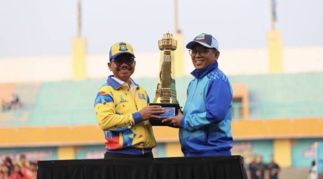 Wali Kota Tangerang Sachrudin saat menyerahkan piala bergilir POPDA kepada Gubernur Banten Andra Soni. Foto: ist