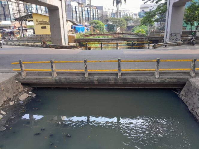 
 Penampakan Kali Sabi di bawah Fly Over Taman Cibodas Kini Terlihat Bersih. Foto: TangerangPos 