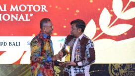 Kepala Dinas Kominfo SP Beni Ismail mewakili Gubernur Banten Andra Soni menerima Penghargaan Disway Top Regional Leader Awards 2026. Foto: Ist