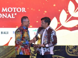 Kepala Dinas Kominfo SP Beni Ismail mewakili Gubernur Banten Andra Soni menerima Penghargaan Disway Top Regional Leader Awards 2026. Foto: Ist