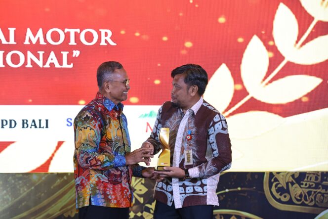 
 Kepala Dinas Kominfo SP Beni Ismail mewakili Gubernur Banten Andra Soni menerima Penghargaan Disway Top Regional Leader Awards 2026. Foto: Ist