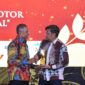 Kepala Dinas Kominfo SP Beni Ismail mewakili Gubernur Banten Andra Soni menerima Penghargaan Disway Top Regional Leader Awards 2026. Foto: Ist