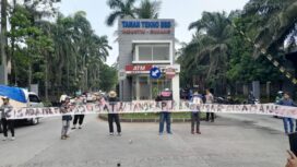 Aktivis Lingkungan Hidup Tangerang (Kalung) saat aksi simpatik didepan pergudangan Taman Tekno BSD mendesak Aparat Penegak Hukum (APH) dan Kementerian Lingkungan Hidup untuk segera menangkap dan menetapkan tersangka atas kasus dugaan pencemaran sungai Cisadane. Foto: Jb