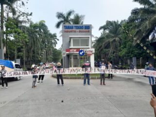 Aktivis Lingkungan Hidup Tangerang (Kalung) saat aksi simpatik didepan pergudangan Taman Tekno BSD mendesak Aparat Penegak Hukum (APH) dan Kementerian Lingkungan Hidup untuk segera menangkap dan menetapkan tersangka atas kasus dugaan pencemaran sungai Cisadane. Foto: Jb