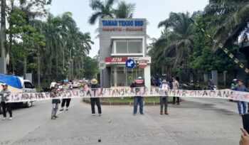 Aktivis Lingkungan Hidup Tangerang (Kalung) saat aksi simpatik didepan pergudangan Taman Tekno BSD mendesak Aparat Penegak Hukum (APH) dan Kementerian Lingkungan Hidup untuk segera menangkap dan menetapkan tersangka atas kasus dugaan pencemaran sungai Cisadane. Foto: Jb
