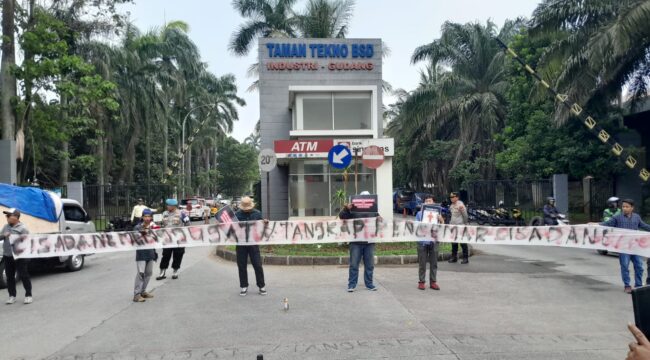 Aktivis Lingkungan Hidup Tangerang (Kalung) saat aksi simpatik didepan pergudangan Taman Tekno BSD mendesak Aparat Penegak Hukum (APH) dan Kementerian Lingkungan Hidup untuk segera menangkap dan menetapkan tersangka atas kasus dugaan pencemaran sungai Cisadane. Foto: Jb