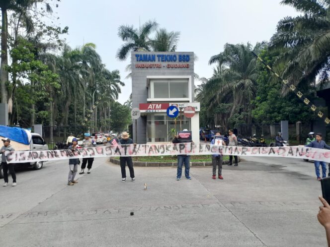 
 Aktivis Lingkungan Hidup Tangerang (Kalung) saat aksi simpatik didepan pergudangan Taman Tekno BSD mendesak Aparat Penegak Hukum (APH) dan Kementerian Lingkungan Hidup untuk segera menangkap dan menetapkan tersangka atas kasus dugaan pencemaran sungai Cisadane. Foto: Jb