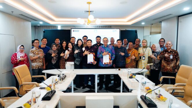
 Ketua Umum DPP Gekrafs Kawendra Lukistian bersama Direktur Utama BRI Insurance R. Budi Legowo usai penandatanganan MoU. Foto: Ist