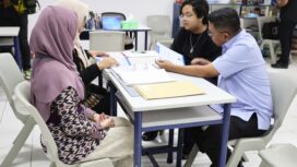 Gubernur Banten Andra Soni memberi contoh dukungan Gerakan Ayah Mengambil Rapot (GEMAR) dengan mendampingi langsung pengambilan rapot putranya, Raffiandra Putra, di Sekolah High/Scope Indonesia Bintaro, Kota Tangerang Selatan. Foto: Ist 