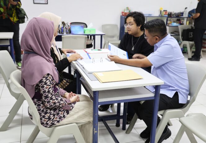 
 Gubernur Banten Andra Soni memberi contoh dukungan Gerakan Ayah Mengambil Rapot (GEMAR) dengan mendampingi langsung pengambilan rapot putranya, Raffiandra Putra, di Sekolah High/Scope Indonesia Bintaro, Kota Tangerang Selatan. Foto: Ist 