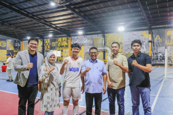 
 Gubernur Banten Andra Soni berikan dukungan kepada Kapten Timnas Futsal U-17 Ibnu Alan yang merupakan atlet asal Banten. Foto: ist