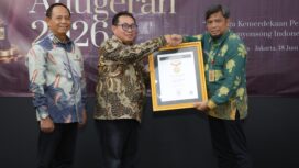 Kepala Dinas Kominfo SP Provinsi Banten, Beni Ismail mewakili Gubernur Banten Andra Soni menerima Anugerah Serikat Media Siber Indonesia (SMSI) 2026 kategori Spirit Pers Indonesia di Hall Dewan Pers Jakarta. Foto: ist