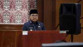 Wali Kota Tangerang, H. Sachrudin, didampingi Wakil Wali Kota, H. Maryono, saat menyampaikan penjelasan atas tiga Rancangan Peraturan Daerah (Raperda) dalam Sidang Paripurna DPRD Kota Tangerang. Foto: ist 