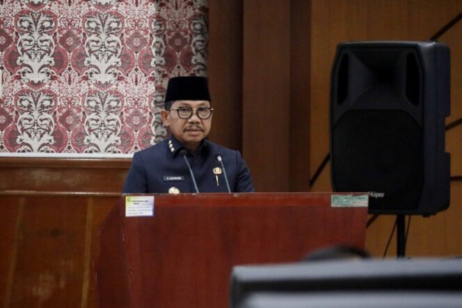 
 Wali Kota Tangerang, H. Sachrudin, didampingi Wakil Wali Kota, H. Maryono, saat menyampaikan penjelasan atas tiga Rancangan Peraturan Daerah (Raperda) dalam Sidang Paripurna DPRD Kota Tangerang. Foto: ist 