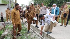 Gubernur Banten Andra Soni saat meninjau Program Bangun Jalan Desa Sejahtera (Bang Andra) membangun ruas Jalan Kemuning–Malanggah sepanjang 1,7 kilometer dengan konstruksi beton. Foto: Ist