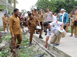 Gubernur Banten Andra Soni saat meninjau Program Bangun Jalan Desa Sejahtera (Bang Andra) membangun ruas Jalan Kemuning–Malanggah sepanjang 1,7 kilometer dengan konstruksi beton. Foto: Ist