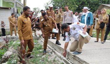 Gubernur Banten Andra Soni saat meninjau Program Bangun Jalan Desa Sejahtera (Bang Andra) membangun ruas Jalan Kemuning–Malanggah sepanjang 1,7 kilometer dengan konstruksi beton. Foto: Ist