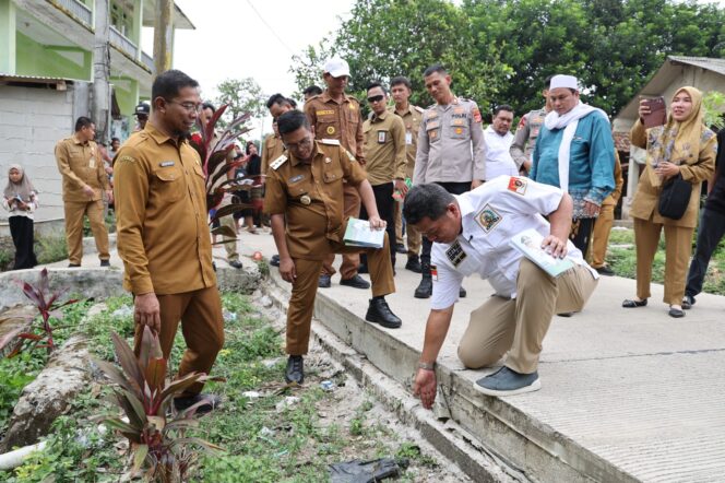 
 Gubernur Banten Andra Soni saat meninjau Program Bangun Jalan Desa Sejahtera (Bang Andra) membangun ruas Jalan Kemuning–Malanggah sepanjang 1,7 kilometer dengan konstruksi beton. Foto: Ist