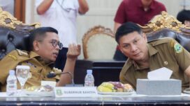 Gubernur Banten Andra Soni dan Sekda Banten Deden Apriandhi Hartawan saat mengikuti telekonferensi peresmian jalan daerah tahun anggaran 2025 hasil pelaksanaan Instruksi Presiden (Inpres). Foto: ist