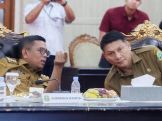 Gubernur Banten Andra Soni dan Sekda Banten Deden Apriandhi Hartawan saat mengikuti telekonferensi peresmian jalan daerah tahun anggaran 2025 hasil pelaksanaan Instruksi Presiden (Inpres). Foto: ist