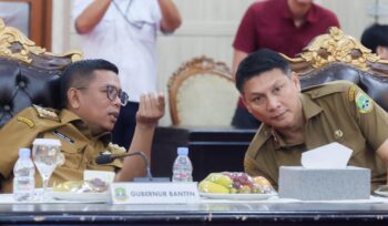 Gubernur Banten Andra Soni dan Sekda Banten Deden Apriandhi Hartawan saat mengikuti telekonferensi peresmian jalan daerah tahun anggaran 2025 hasil pelaksanaan Instruksi Presiden (Inpres). Foto: ist