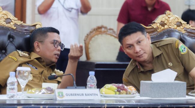 Gubernur Banten Andra Soni dan Sekda Banten Deden Apriandhi Hartawan saat mengikuti telekonferensi peresmian jalan daerah tahun anggaran 2025 hasil pelaksanaan Instruksi Presiden (Inpres). Foto: ist