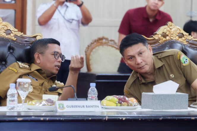
 Gubernur Banten Andra Soni dan Sekda Banten Deden Apriandhi Hartawan saat mengikuti telekonferensi peresmian jalan daerah tahun anggaran 2025 hasil pelaksanaan Instruksi Presiden (Inpres). Foto: ist