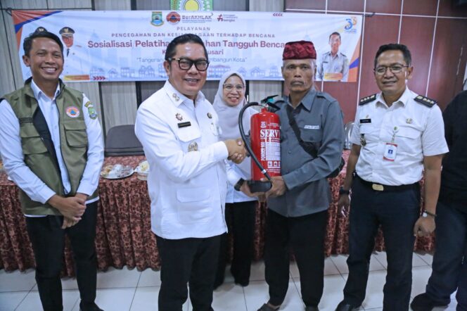 
 Wakil Wali Kota Tangerang, H. Maryono didampingi Kepala Pelaksana BPBD Kota Tangerang Mahdiar saat membuka kegiatan Pelayanan Pencegahan dan Kesiapsiagaan terhadap Bencana pada Kelurahan Tangguh Bencana (Keltana) Kota Tangerang yang digelar di Aula Kantor Kelurahan Batusari, Kecamatan Batuceper. Foto: ist