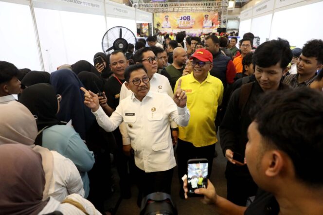 
 Wali Kota Tangerang, Sachrudin, saat membuka Job Fair Kota Tangerang 2026 yang dilaksanakan di Metropolis Mall Kota Tangerang. Foto: ist