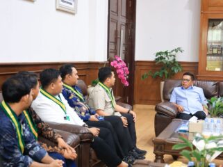 Gubernur Andra Soni saat menerima audiensi Pengurus Besar (PB) Serikat Mahasiswa Muslimin Indonesia (SEMMI) di Ruang Kerja Gubernur Banten, Kawasan Pusat Pemerintahan Provinsi Banten (KP3B), Kota Serang. Foto: ist