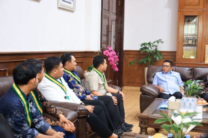 
 Gubernur Andra Soni saat menerima audiensi Pengurus Besar (PB) Serikat Mahasiswa Muslimin Indonesia (SEMMI) di Ruang Kerja Gubernur Banten, Kawasan Pusat Pemerintahan Provinsi Banten (KP3B), Kota Serang. Foto: ist