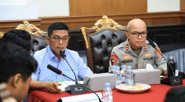Gubernur Banten Andra Soni bersama Kapolda Banten Irjen.Pol.Hengki saat menerima audiensi pengurus Badan Eksekutif Mahasiswa Nusantara (BEMNUS). Foto: ist