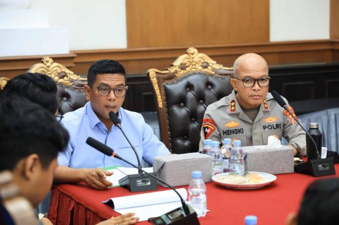 
 Gubernur Banten Andra Soni bersama Kapolda Banten Irjen.Pol.Hengki saat menerima audiensi pengurus Badan Eksekutif Mahasiswa Nusantara (BEMNUS). Foto: ist