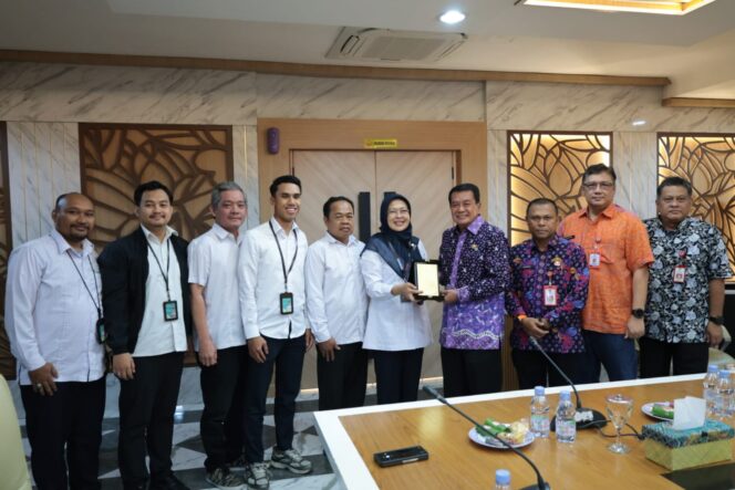 
 Bupati Tangerang Moch. Maesyal Rasyid menerima kunjungan tim Kementerian Kesehatan RI dan tim Rumah Sakit Jantung dan Pembuluh Darah Harapan Kita Jakarta dalam rangka pembahasan rencana pembangunan Klinik Jantung Harapan Kita di Kabupaten Tangerang. Foto: ist