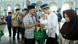 Wali Kota Tangerang Sachrudin saat Santuni 1.448 Anak Yatim pada momentum Lebaran Anak Yatim di Masjid Raya Al Azhom. Foto: ist