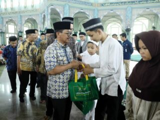 Wali Kota Tangerang Sachrudin saat Santuni 1.448 Anak Yatim pada momentum Lebaran Anak Yatim di Masjid Raya Al Azhom. Foto: ist