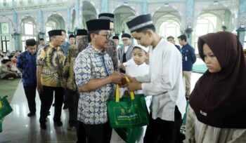 Wali Kota Tangerang Sachrudin saat Santuni 1.448 Anak Yatim pada momentum Lebaran Anak Yatim di Masjid Raya Al Azhom. Foto: ist