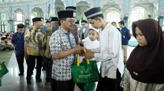 Wali Kota Tangerang Sachrudin saat Santuni 1.448 Anak Yatim pada momentum Lebaran Anak Yatim di Masjid Raya Al Azhom. Foto: ist