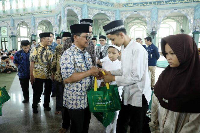 
 Wali Kota Tangerang Sachrudin saat Santuni 1.448 Anak Yatim pada momentum Lebaran Anak Yatim di Masjid Raya Al Azhom. Foto: ist