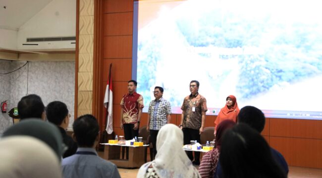 Wali Kota Tangerang Sachrudin saat membuka kegiatan Bimbingan Teknis (Bimtek) bagi Pelaku Usaha di Kota Tangerang yang berlangsung di Ruang Al Amanah, Gedung Pusat Pemerintahan Kota Tangerang. Foto: ist