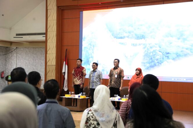 
 Wali Kota Tangerang Sachrudin saat membuka kegiatan Bimbingan Teknis (Bimtek) bagi Pelaku Usaha di Kota Tangerang yang berlangsung di Ruang Al Amanah, Gedung Pusat Pemerintahan Kota Tangerang. Foto: ist