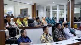 Wali Kota Tangerang Sachrudin saat mengikuti Penilaian Desa dan Kelurahan Berprestasi Tingkat Provinsi Banten Tahun 2026 bersama Sekretaris Daerah dan jajaran Kecamatan Jatiuwung, melalui Zoom dari Tangerang Live Room. Foto: ist