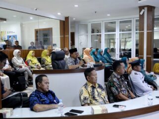 Wali Kota Tangerang Sachrudin saat mengikuti Penilaian Desa dan Kelurahan Berprestasi Tingkat Provinsi Banten Tahun 2026 bersama Sekretaris Daerah dan jajaran Kecamatan Jatiuwung, melalui Zoom dari Tangerang Live Room. Foto: ist