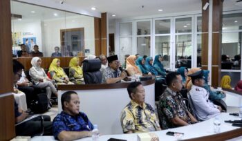 Wali Kota Tangerang Sachrudin saat mengikuti Penilaian Desa dan Kelurahan Berprestasi Tingkat Provinsi Banten Tahun 2026 bersama Sekretaris Daerah dan jajaran Kecamatan Jatiuwung, melalui Zoom dari Tangerang Live Room. Foto: ist