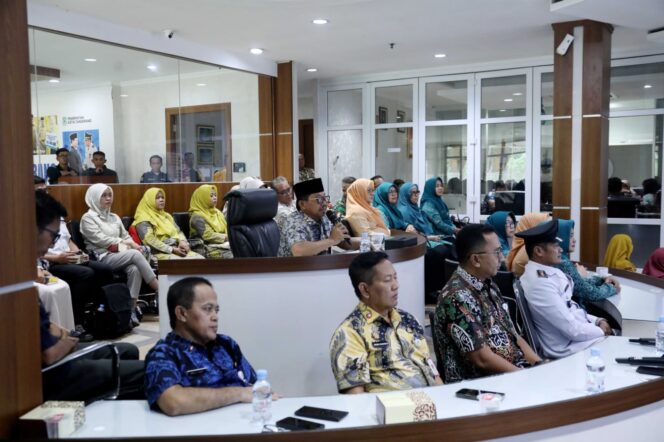 
 Wali Kota Tangerang Sachrudin saat mengikuti Penilaian Desa dan Kelurahan Berprestasi Tingkat Provinsi Banten Tahun 2026 bersama Sekretaris Daerah dan jajaran Kecamatan Jatiuwung, melalui Zoom dari Tangerang Live Room. Foto: ist
